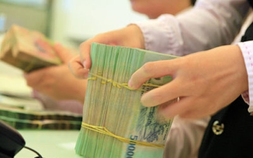 Chủ nhiệm Ủy ban Tài chính - Ngân sách Phùng Quốc Hiển lo ngại khi dòng tiền vào nền kinh tế đang mất cân đối, hấp thụ vốn rất 
kém, trong khi các doanh nghiệp hoạt động dựa vào vốn ngân hàng là chủ 
yếu.