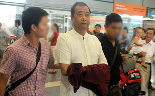 Ông Nguyễn Hữu Khai (giữa) trên đường di lý từ Tp.HCM ra Hà Nội để phục vụ công tác điều tra - Ảnh: Petrotimes.<br>