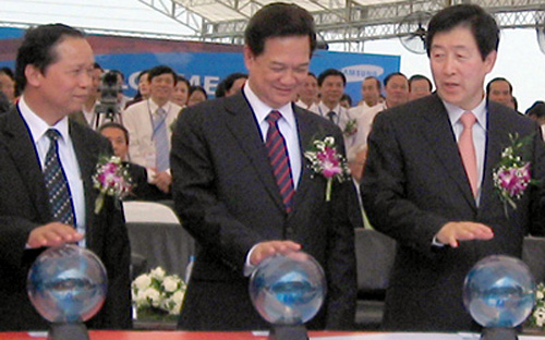 Thủ tướng Nguyễn Tấn Dũng tại lễ khánh thành nhà máy của Samsung tại khu công nghiệp Yên Phong 1, Bắc Ninh.<br>