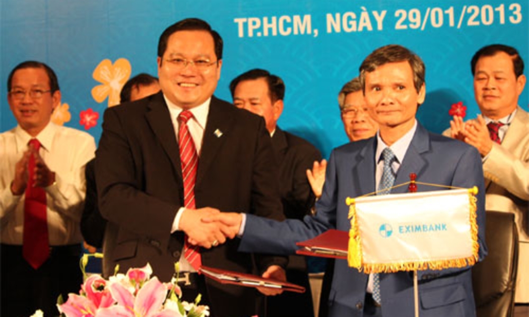 Cái bắt tay giữa lãnh đạo Sacombank và Eximbank trong lễ ký thỏa thuận hợp tác, chiều 29/1/2013.
