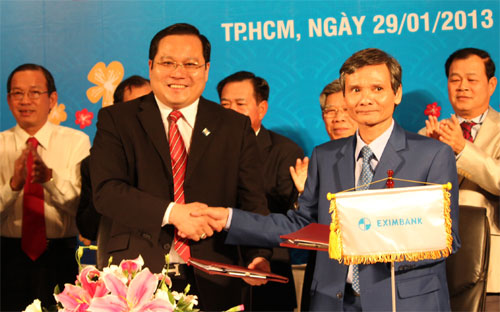 Cái bắt tay giữa lãnh đạo Sacombank và Eximbank trong lễ ký thỏa thuận hợp tác, chiều 29/1/2013.<br>