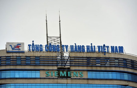 Đi kèm với đánh giá một số lãnh đạo tập đoàn, tổng công ty có hành vi tiêu cực, vi phạm pháp luật, gây lãng phí, bản báo cáo cũng chú thích “điển hình như vụ việc tại Vinashin, Tổng công ty Hàng hải Việt Nam…”.