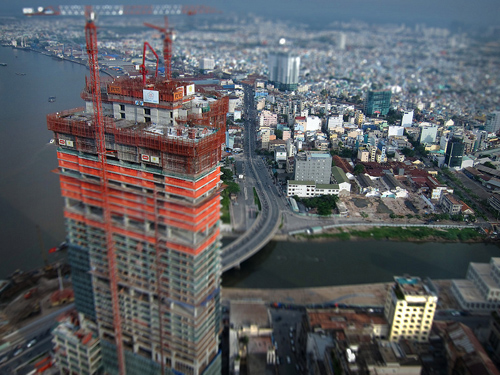 ADB cho rằng, vào thời điểm này, Chính phủ Việt Nam đang đối mặt với một thách thức là gánh nặng nợ công ngày càng tăng.