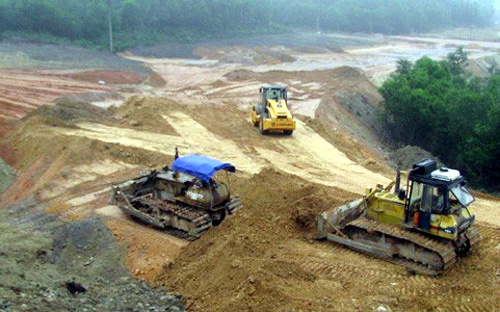 Thi công đường nối cảng Vũng Áng và khu liên hợp gang thép Formosa.