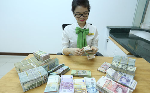 Theo thống kê của Ngân hàng Nhà nước, hiện lãi suất cho vay phổ biến 
khoảng 6-9%/năm đối với kỳ hạn ngắn và 9-11%/năm đối với trung và dài 
hạn - Ảnh: Quang Phúc.<br>