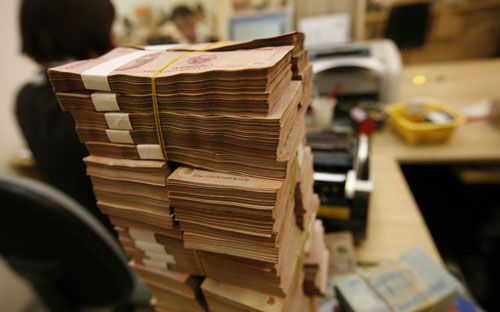 Giai đoạn 2011-2015, các tổ chức tín dụng yếu kém được 
xác định, khoanh vùng, tiến hành xử lý qua sáp nhập, hợp nhất, tự tái cơ
 cấu hoặc bị Ngân hàng Nhà nước mua lại bắt buộc, hoặc bị đưa vào diện kiểm soát đặc biệt.