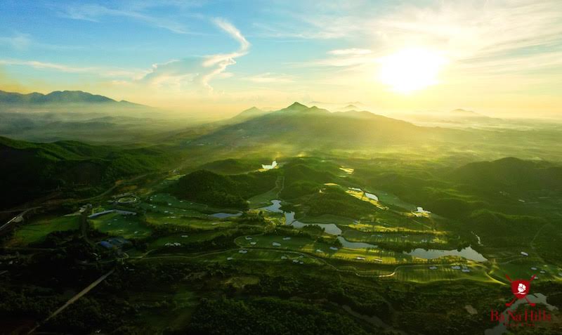 Khung cảnh thiên nhiên ngoạn mục và hệ thực vật phong phú của núi Bà Nà mang đến cho sân golf này địa hình đa dạng và nhiều thử thách cho người chơi. <br>