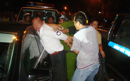 Theo Bộ Công an, tình trạng chống người thi hành công vụ thời gian qua diễn biến phức tạp - Ảnh minh họa.<br>