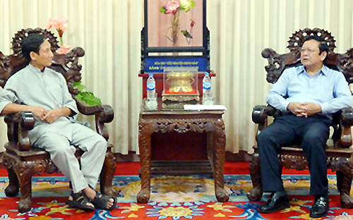 Chủ tịch UBND tỉnh Quảng Trị Nguyễn Đức Cường (bên phải) và TS. Lê Mạnh Thát trong cuộc gặp chiều 18/3.<br>