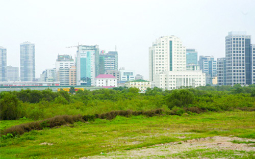 Đến tháng 6/2013, các bộ, ngành, địa phương trong cả nước đã thực hiện 
báo cáo kê khai và đề xuất phương án xử lý nhà đất đối với 121.811 cơ sở
 nhà đất, với tổng diện tích khoảng 2.434 triệu m2 đất và 115 triệu m2 
nhà. 