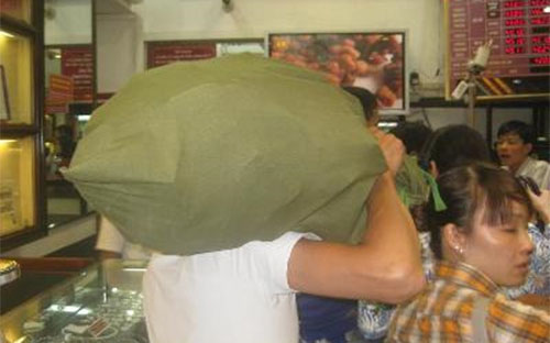 Nguồn lực ở vốn vàng đã tự chuyển hóa những năm gần đây, khi không còn cảnh vác bao tải trong mua bán vàng và vốn vàng "chôn" dày lên với hàng tỷ USD nhập khẩu về như những năm trước đây.<br>