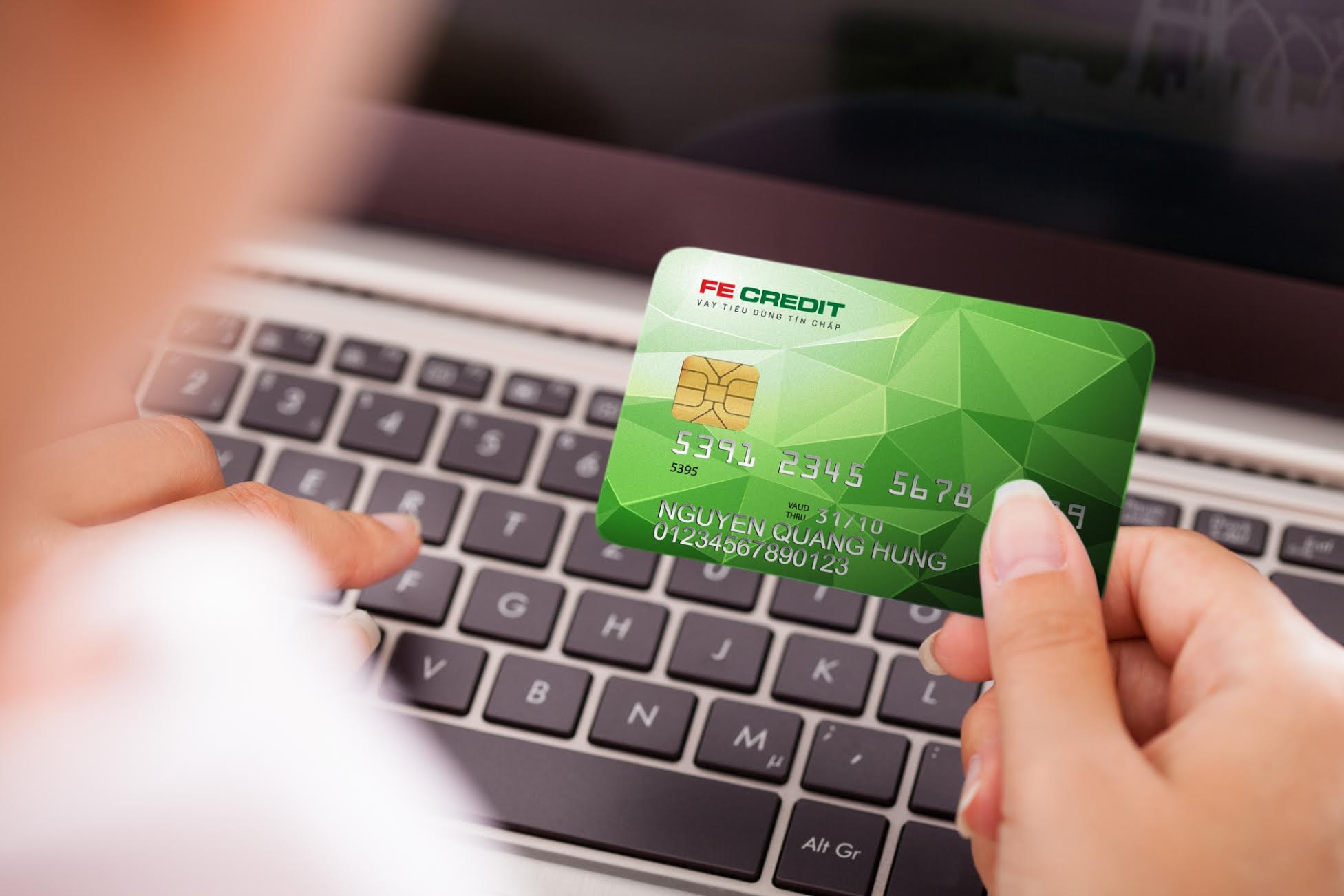 Đối với khách hàng sử dụng thẻ tín dụng FE Credit, từ 12/12/2016 đến hết ngày 8/1/2017, mỗi tuần khi chi tiêu qua thẻ từ 8.000.000 đồng, chủ thẻ có cơ hội nhận các giải thưởng giá trị trong chương trình “Tết đến xuân sang, rộn ràng quà tặng”, với tổng giá trị lên đến gần 300 triệu đồng.