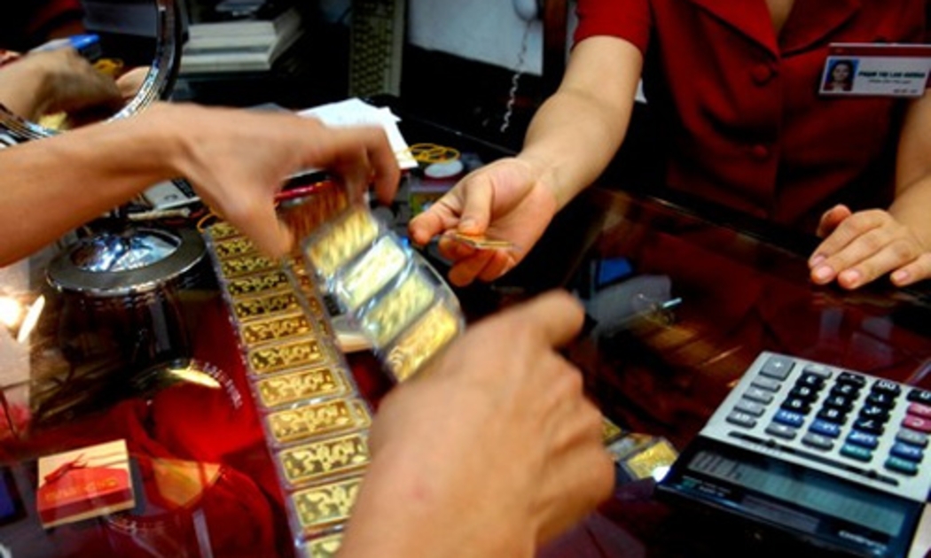 So với giá vàng thu mua do các doanh nghiệp niêm yết vào đầu giờ sáng 
nay, mức giá sàn mà Ngân hàng Nhà nước đưa ra xấp xỉ ngang bằng.