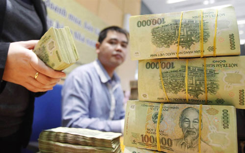 Tổ chức tín dụng phải báo cáo Ngân hàng Nhà nước cụ thể các khoản cho vay có tài sản đảm bảo của doanh nghiệp có người liên quan thuộc nhóm đối tượng quy định.<br>