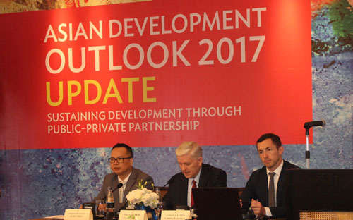 Các chuyên gia của ADB quan ngại, rủi ro trong nước chính là khả năng 
Chính phủ quyết định kích thích tăng trưởng bằng việc nới lỏng quá mức 
chính sách tiền tệ và tài khóa.