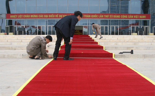 Công tác chuẩn bị trước thềm Đại hội Đảng lần thứ 12, tại Trung tâm Hội nghị Quốc gia, nơi diễn ra Đại hội - Ảnh: BBC.<br>
