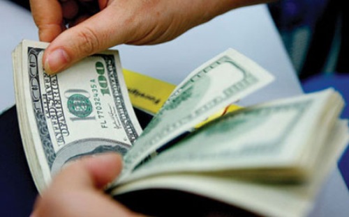 Theo biểu niêm yết của các ngân hàng thương mại, giá USD bán ra sáng nay
 (7/6) có lúc đã lùi về còn 22.370 VND, trong khi mức cao nhất đợt biến 
động vừa qua từng lên tới 22.500 VND.