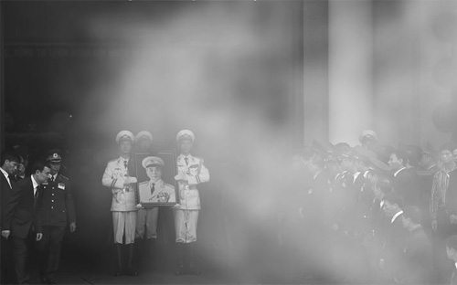 "Những ngày Thu tháng Mười Hà Nội, chứng kiến dòng người vào viếng Đại 
tướng Võ Nguyên Giáp, trong nước mắt, tôi tự hào mình là dân Việt" - Ảnh: Na Sơn. 