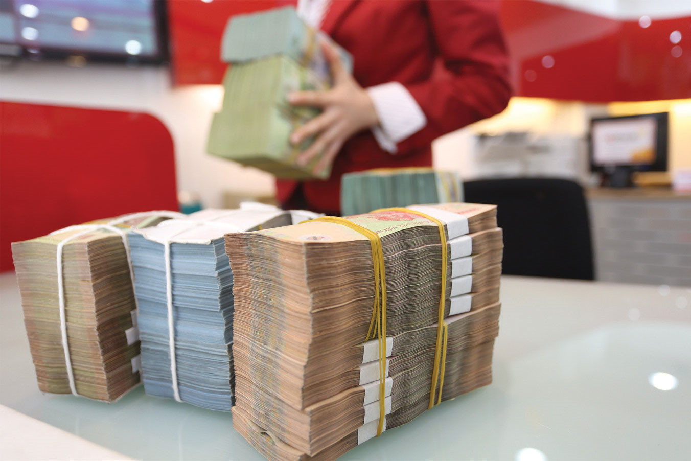 Theo tờ trình của Chính phủ thì đến 31/12/2016, tỷ lệ nợ xấu nội bảng, nợ xấu đã bán cho VAMC chưa xử lý chiếm 5,8%, nếu tính cả nợ tiềm ẩn trở thành nợ xấu, thì chiếm 10,08% trên tổng dư nợ cho vay, đầu tư đối với nền kinh tế.<br>