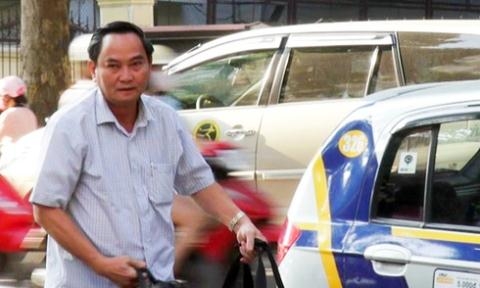 Thứ trưởng Bộ Tài chính Nguyễn Hữu Chí đi làm bằng taxi.