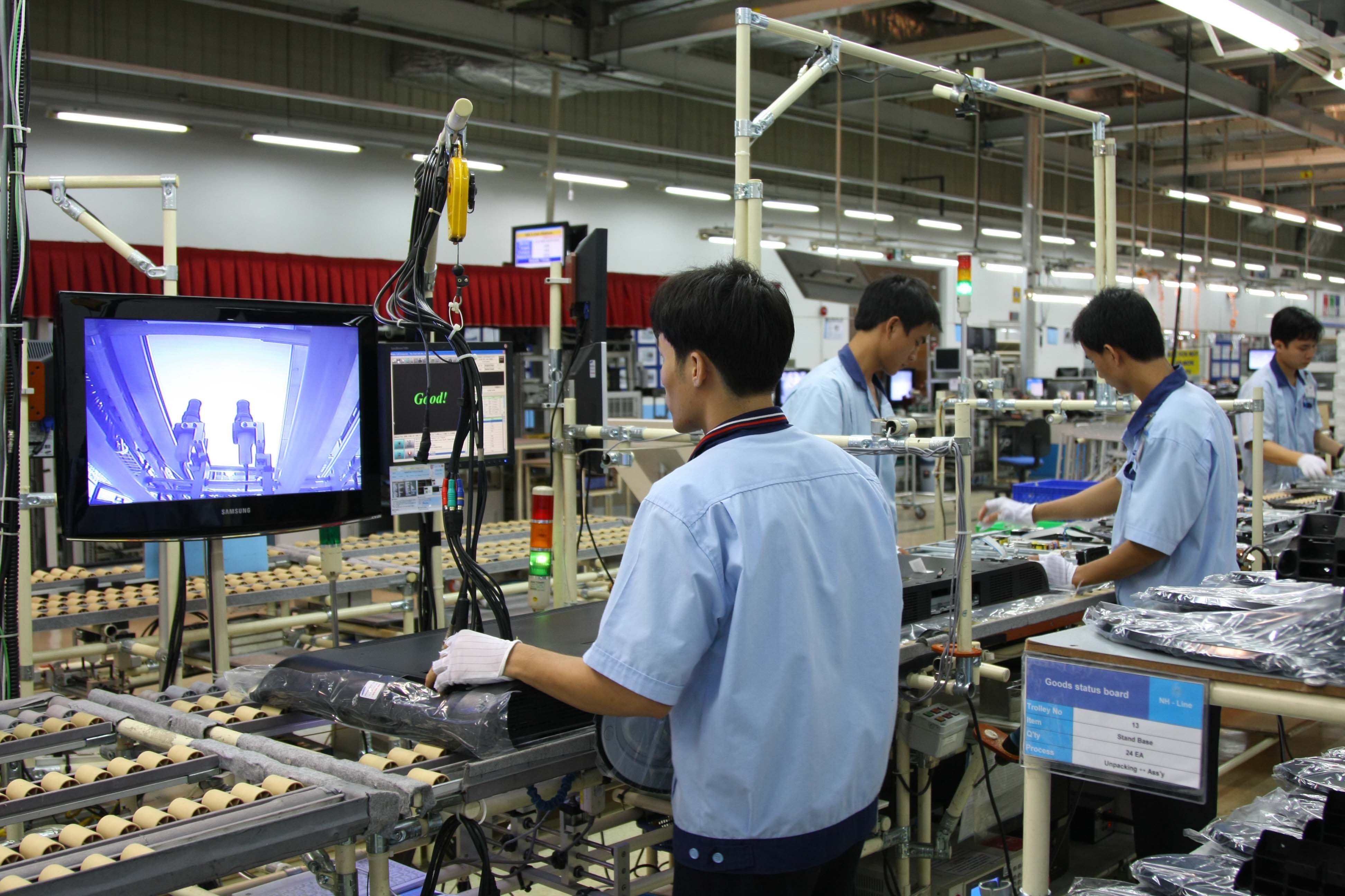 Năm ngoái, Samsung Việt Nam đã đạt doanh số kỷ lục hơn 46,3 tỷ USD, xuất khẩu là 39,9 tỷ USD, tăng 9,9% so với năm 2015 và chiếm 22,7% kim ngạch xuất khẩu cả nước. Đây là những con số chưa một doanh nghiệp FDI nào đạt được trong lịch sử thương mại Việt Nam. <br>