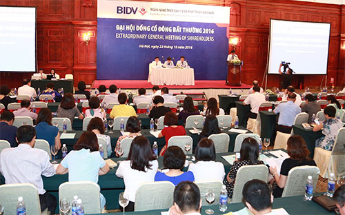 Cuối cùng, BIDV đã phải trả cổ tức bằng tiền để nộp về ngân sách Nhà nước, quyết định buộc phải chọn trước thềm đại hội đồng cổ đông bất thường ngày 22/10 vừa qua.<br>