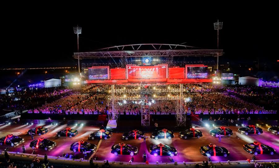 Một trong những phần gây ấn tượng mạnh nhất với khán giả là khoảnh khắc 50 xe Camry - tức 50 phần quà giải Nhất - tiến vào sân khấu.