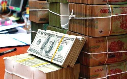 So với mức cao nhất tuần qua, giá USD bán ra của các ngân hàng hiện đã giảm tới 110 VND, đặc biệt là các bước giảm liên tiếp đầu giờ sáng nay.<br>