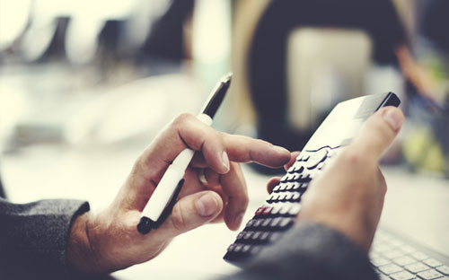 Có tổ chức tín dụng thực hiện tính, thu/trả lãi trên số ngày thực tế 
theo lịch (365 ngày hoặc 366 ngày), nhưng khi quy đổi lãi năm thỏa thuận
 trên hợp đồng về lãi suất ngày thì tính trên số ngày quy ước là 360 
ngày.