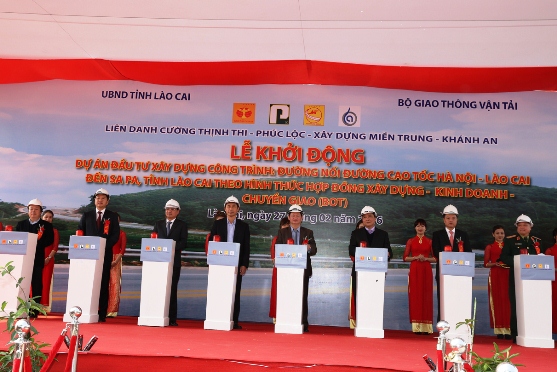 Liên danh 4 nhà thầu là Công ty Cổ phần Tập đoàn đầu tư xây dựng Cường Thịnh Thi, Công ty Cổ phần Tập đoàn Phúc Lộc, Công ty Cổ phần Tập đoàn xây dựng Miền Trung và Công ty Cổ phần Thương mại nước giải khát Khánh An đầu tư và thi công dự án - Ảnh: VGP.<br>