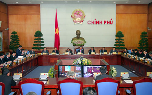 Bộ trưởng Bộ Kế hoạch và Đầu tư Bùi Quang Vinh trình bày báo cáo tình hình thực hiện Nghị quyết số 01/NQ-CP ngày 3/1/2012 và Nghị quyết số 13/NQ-CP ngày 10/5/2012 của Chính phủ - Ảnh: VGP/Nhật Bắc.