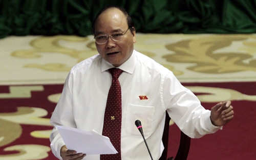 <font face="Arial, Verdana" size="2">Đăng đàn với trọng trách thay mặt Chính phủ phát biểu làm rõ thêm một số vấn đề và trực tiếp trả lời chất vấn của đại biểu Quốc hội, Phó thủ tướng Nguyễn Xuân Phúc được Chủ tịch Quốc hội nhận xét là đã trả lời rất cặn kẽ và rất thẳng thắn - Ảnh: Tuổi Trẻ.</font>