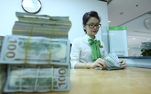  Dù đã hé cửa hơn để tạo điều kiện cho tỷ giá có vùng biến động rộng 
hơn, phản ánh thị trường tốt hơn, nhưng mức độ kiểm soát và định hướng 
của nhà điều hành vẫn thể hiện rõ - Ảnh: Quang Phúc.<br>