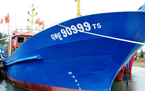 Con tàu vừa bàn giao mang tên Biển Đông 01, số hiệu QNg - 90999, có công suất thiết kế 811 CV, được trang bị các máy móc thiết bị hiện đại và đầy đủ ngư lưới cụ.