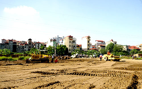 Theo Ủy ban Thường vụ Quốc hội, quyền sử dụng đất là một loại tài sản và hàng hóa đặc biệt, nhưng không 
phải là quyền sở hữu, người sử dụng đất được chuyển đổi, chuyển nhượng, 
cho thuê, thừa kế, thế chấp, góp vốn bằng quyền sử dụng đất... theo quy 
định của pháp luật.