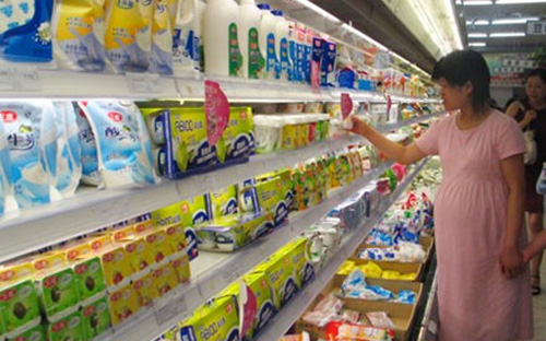 Sự “lệch pha” giữa tên gọi trên nhãn hàng và tên gọi thực tế của sản 
phẩm trong sử dụng hàng ngày là điểm khúc mắc trong quản lý của cơ quan 
chức năng đối với giá sữa.