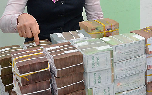 Dù vậy, lãnh đạo vụ chức năng của Ngân hàng Nhà nước nhìn nhận, việc thực hiện mục tiêu ổn định và phấn đấu giảm nhẹ mặt bằng lãi suất trung và dài hạn trong năm 2016 là khả thi.