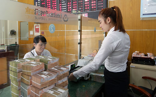 Nắm bắt tức thời các thông tin giao dịch trên thị trường liên ngân hàng giúp nhà điều hành theo dõi sát diễn biến thị 
trường để thực hiện hiệu quả việc điều tiết và cân đối theo các mục tiêu - Ảnh: Quang Phúc.<br>