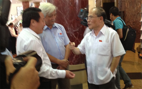 Chủ tịch Quốc hội và các đại biểu trên hành lang Quốc hội chiều nay - Ảnh: NH.<br>