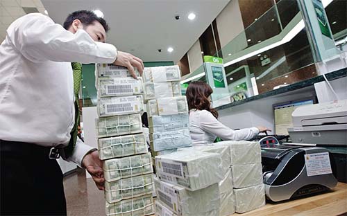 Tiếp tục đi theo lựa chọn chuyển hóa nguồn lực ngoại tệ thay vì huy động trả lãi và cho vay, tuần qua cao điểm có ngày Ngân hàng Nhà nước mua vào tới khoảng 1 tỷ USD.<br>