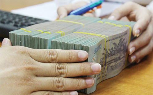 “Thường xuyên kiểm tra, giám sát và đánh giá việc sử dụng vốn vay, khả 
năng trả nợ của khách hàng, nhất là các tập đoàn, tổng công ty Nhà nước,
 khách hàng, khách hàng và người có liên quan có dư nợ lớn, hạn chế nợ 
xấu phát sinh”, công văn trên nhấn mạnh.