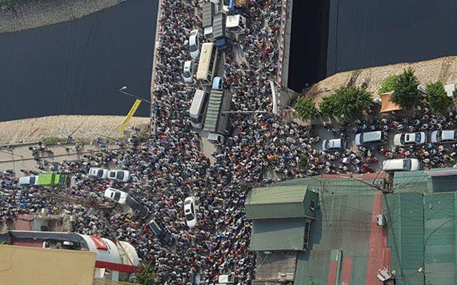 "Với tốc độ tăng tự nhiên phương tiện ôtô, xe máy mà không có biện pháp giảm thì đến năm 2020 Hà Nội sẽ có 938.000 ôtô, hơn 6,2 triệu xe máy; đến 2025 sẽ có 1,3 triệu ô tô, 7,3 triệu xe máy", đề án đưa ra lý do cho việc hạn chế xe cá nhân - Ảnh: Quang Hợi.<br>