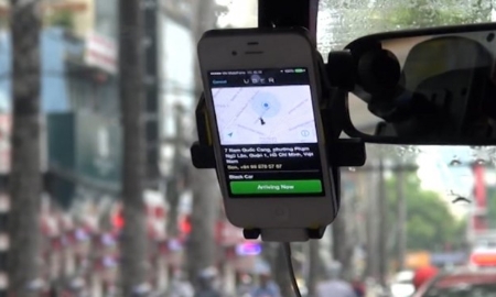 Được đưa vào Việt Nam cách đây 3 năm, các ứng dụng gọi xe của Grab hay Uber trên smartphone đã làm thay đổi về cơ bản cách vận hành của cả thị trường taxi truyền thống - Ảnh: Getty.