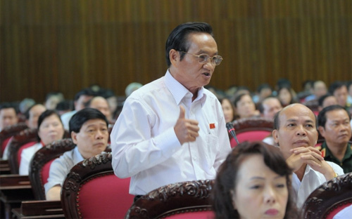 Theo Phó trưởng đoàn đại biểu Quốc hội Tp.HCM 
Trần Du Lịch, "Quốc hội khóa 13 có một trách nhiệm lịch sử, đó là đóng vai trò Quốc 
hội lập hiến, do đó, tất cả những vấn đề khác nhau cần thảo luận đến 
cùng, để đi đến quyết định chịu trách nhiệm trước nhân dân".