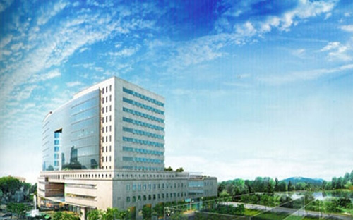 Mô hình trung tâm thương mại, khách sạn, văn phòng cho thuê tại số 10 Trần Nguyên Hãn. Sau một thời gian gây xôn xao dư luận, cuối cùng dự án cao tầng cạnh hồ Gươm vẫn được Hà Nội phê duyệt - Ảnh: Infonet.<br>