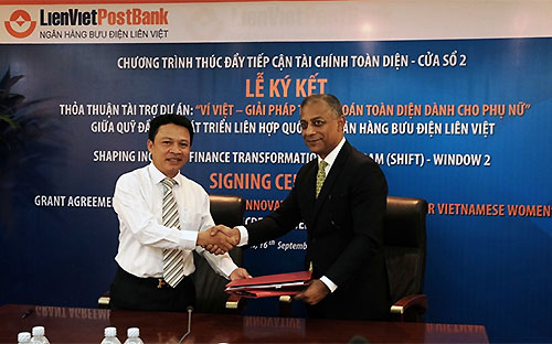 LienVietPostBank dự tính, sau hai năm triển khai dự án sẽ có tối thiểu 500.000 phụ nữ sử dụng Ví Việt cùng 2.500 điểm 
chấp nhận Ví Việt do người phụ nữ làm chủ sẽ được phát triển mới.
