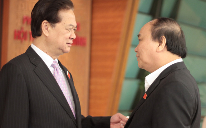 Thủ tướng Nguyễn Tấn Dũng trao đổi với Phó thủ tướng Nguyễn Xuân Phúc bên hành lang Quốc hội - Ảnh: Mỹ An.