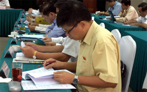 Đại biểu Quốc hội nghiên cứu thêm tài liệu trong 20 phút đầu giờ thảo luận - Ảnh: NK.<br>