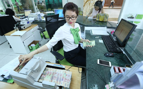 Cận Tết vừa qua, lãi suất chào VND bình quân trên liên ngân hàng ở mức cao, như kỳ hạn qua đêm lên tới 5,28%/năm. Nhưng 
trong vòng một tuần trở lại đây, lãi suất này đã giảm sâu, cập nhật đến 
ngày 7/2 chỉ còn 3,37%/năm - Ảnh: Quang Phúc.<br>