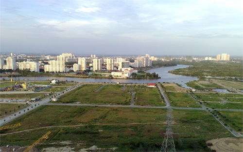 Tại kỳ họp Quốc hội thứ 5, chỉ trước giờ biểu quyết khoảng hai ngày, 
phương án lùi thời điểm nhấn nút về dự án Luật Đất đai (sửa đổi) đến kỳ 
họp sau đã nhận được sự đồng thuận của đa số đại biểu Quốc hội. 